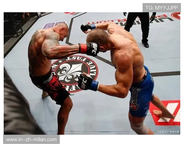 UFC拳手炫酷“站在笼顶庆祝差点摔下去”，刺激瞬间燃爆赛场